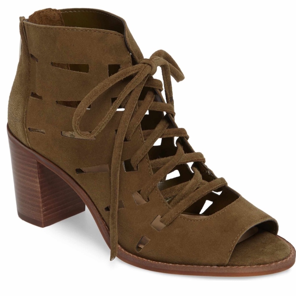Vince Camuto lace up shoes